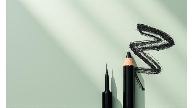 Set pensel dan cecair eyeliner organik.